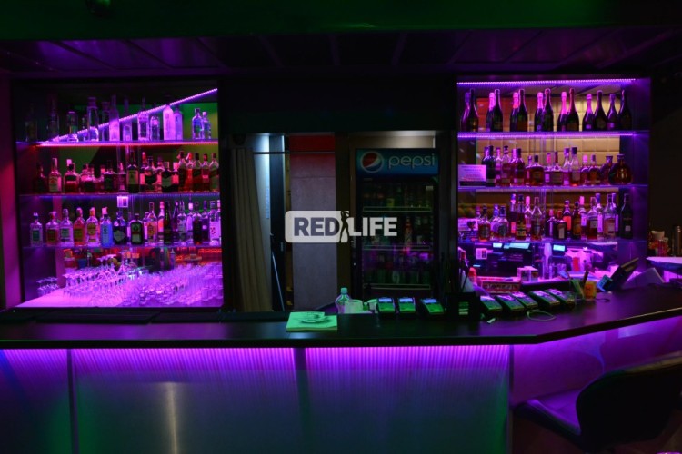 barmanka hosteska promotérka servírka tanečnice